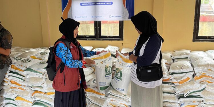 Foto: IST/MATA KALTENG - Penyaluran bantuan pangan beras tahun 2025 oleh Bulog Sampit, 17 Juli 2025.
