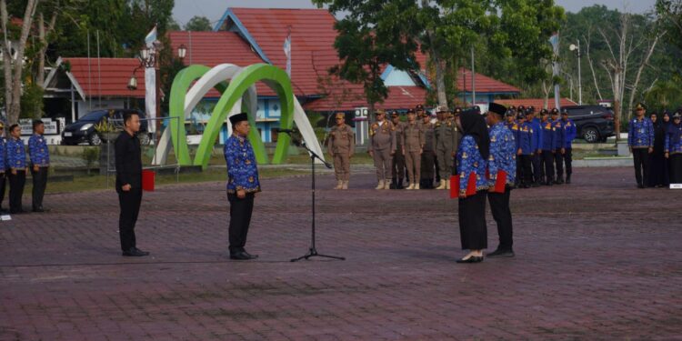 FOTO: MATAKALTENG - Pelaksanaan upacara Hari Kesadaran Nasional di halaman kantor bupati Sukamara pada Kamis (17/7/2025).