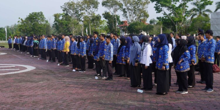 FOTO: MATAKALTENG - Pelaksanaan upacara Hari Kesadaran Nasional di halaman kantor bupati Sukamara pada Kamis (17/7/2025).
