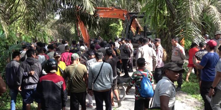 Foto:IST/MATA KALTENG - Aksi demonstrasi warga 5 kelompok di PT MAP KM 18 Jalan Jendral Sudirman, 16 Juli 2025 sore.