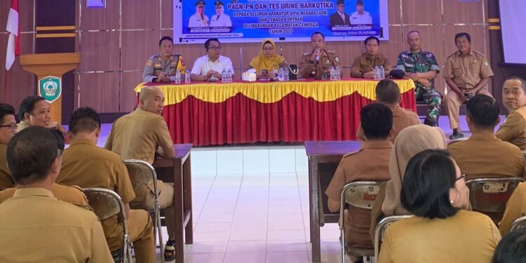 FOTO: IST WISNU/MATA KALTENG - Pelaksanaan tes urine di Kecamatan Cempaga, Rabu 16 Juli 2025.