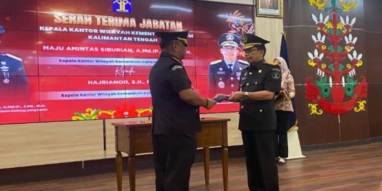 FOTO: NRA/MATAKALTENG - Serah Terima Jabatan Kepala Kantor Wilayah Kemenkumham Kalteng dari Maju Amintas Siburian,kepada kanwil baru, Hajrianor, di Aula Kanwil Kemenkumham Kalteng, Kamis 17 Juli 2025.