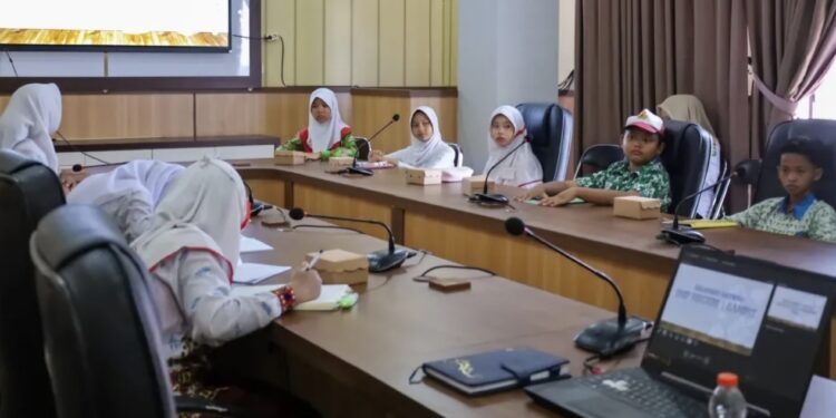 Foto: IST/MATA KALTENG - Sejumlah siswa SMPN 1 Sampit saat kunjungi ruang Setda Kotim.