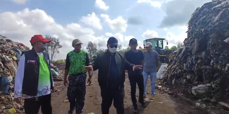 Foto:IST/MATA KALTENG - Bupati Kotim Halikinnor didampingin DLH meninjau TPA di Jalan Jendral Sudirman km 14, Sampit, Kelurahan Pasir Putih, Kecamatan MB Ketapang, 18 Juli 2025.