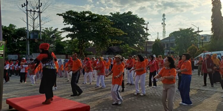 Foto: IST/MATA KALTENG - Silaturahmi dan Senam Bersama antara Pengurus PWRI Provinsi Kalteng, PWRI Kota Palangkaraya, PWRI Kobar, PWRI Kotim dan PWRI Seruyan di Gedung Serba Guna Sampit, 18 Juli 2025.