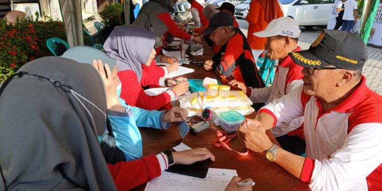 Foto: IST/MATA KALTENG - Pemeriksaan kesehatan gratis oleh Dinkes Kotim dalam acara senam sehat bersama PWRI se Kalteng di Sampit, 18 Juli 2025.