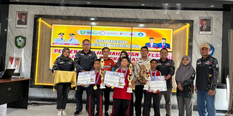 Foto: IST/MATA KALTENG - Penyerahan Penghargaan O2SN dan FLS2N oleh Disdik Kotim, 18 Juli 2025.