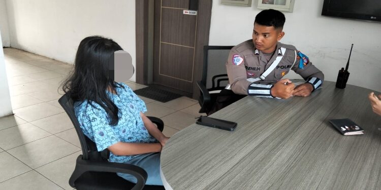 FOTO: IST/MATAKALTENG- Pengendara motor yang masih menggunakan seragam sekola saat dilakukan penilangan oleh petugas Satlantas Polres Kotim.