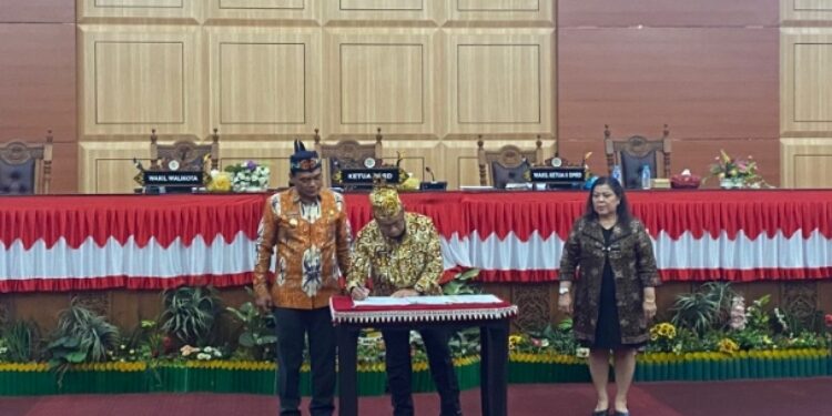 FOTO: NRA/MATAKALTENG - Penandatanganan Persetujuan Dokumen terhadap rancangan perubahan KUA-PPAS 2025 ditandatangani oleh Ketua DPRD Subandi, Wakil Ketua II DPRD, Nenie A. Lampung, serta Wakil Wali Kota Palangka Raya, Achmad Zaini.