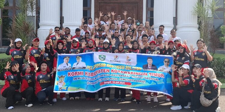 FOTO: DIAN/MATA KALTENG - Pelepasan Pegiat / Atlet Kotim untuk Mengikuti FORNAS VIII NTB 2025 di halaman Rujab Kotim, Sabtu 19 Juli 2025.