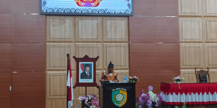 FOTO: NRA/MATAKALTENG - Wakil Wali Kota Achmad Zaini dalam rapat paripurna ke-10 masa persidangan III DPRD Kota Palangka Raya, saat menyampaikan pidato pengantar terhadap Rancangan Peraturan Daerah tentang Pertanggungjawaban Pelaksanaan APBD 2024.