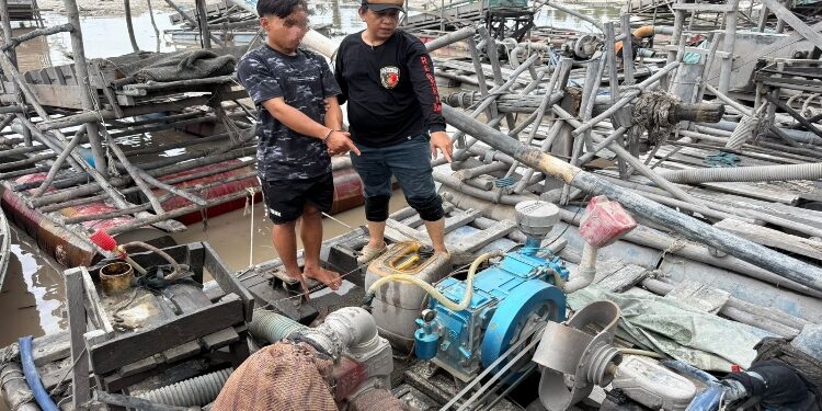 FOTO: IST/MATAKALTENG- Petugas Kepolisian saat meringkus penambang ilegal di Desa Kawan Batu, Kecamatan Mentaya Hulu, Kabupaten Kotim.