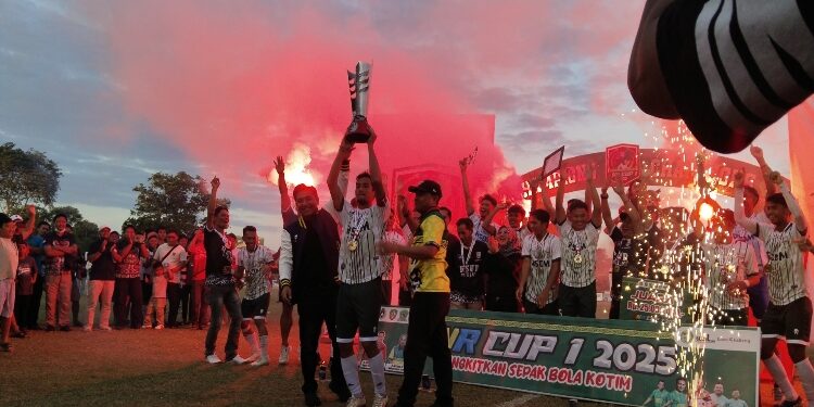 FOTO: AGUS/MATAKALTENG- RSDM FC A saat merayakan kemenangannya pada turnamen HNR Cup I 2025, Sabtu 19 Juli 2025.