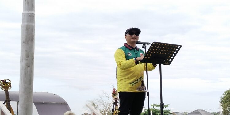 FOTO: AGUS/MATAKALTENG - Ketua Komisi I DPRD Kotim Angga Aditya Nugraha saat memberikan sambutan di Final HNR Cup I di stadion 29 Nopember Sampit, Sabtu 19 Juli 2025.