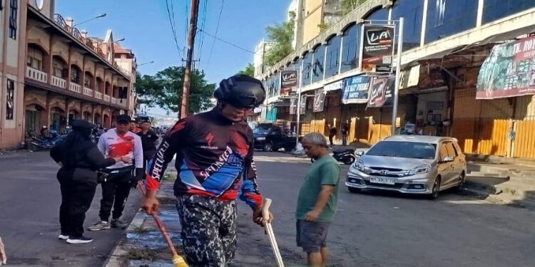 FOTO: IST/MATA KALTENG - Wabup Kotim saat gotong royong bersihkan lingkungan sekitar PPM Sampit, Minggu 20 Juli 2025.
