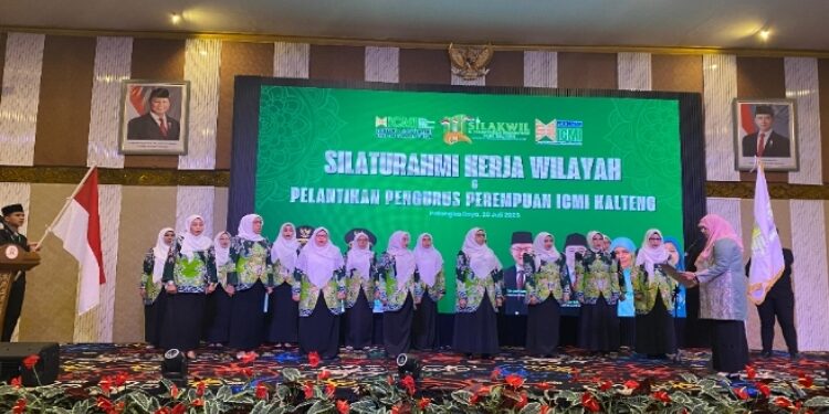FOTO: NRA/MATAKALTENG - Pelantikan Pengurus Perempuan ICMI Organisasi Wilayah (Orwil) Kalimantan Tengah periode 2025–2030 oleh, Ketua Umum Perempuan ICMI Pusat, Dra. Welya Safitri, Minggu 20 Juli 2025.
