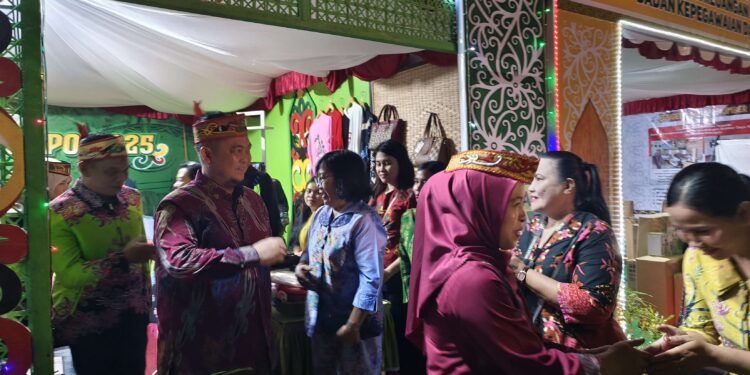 FOTO : MATAKALTENG - Bupati Katingan Saiful, didampingi Wakil Bupati Firdaus, saat pembukaan Kalteng Expo, di lapangan sport center Kasongan.