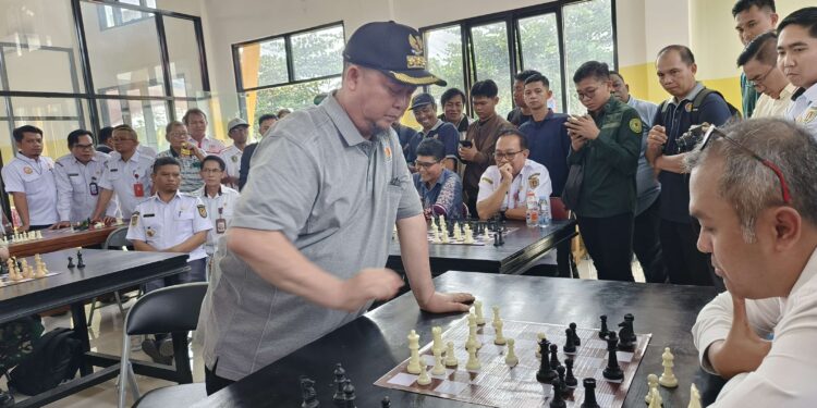 FOTO: MATAKALTENG - Bupati Saiful, saat mengahadapi lawannya dalam olahraga catur.