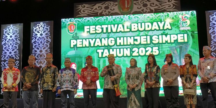 FOTO: MATAKALTENG - Suasana saat Bupati Saiful membuka secara resmi pelaksanaan Festival Budaya PHS di Kabupaten Katingan.