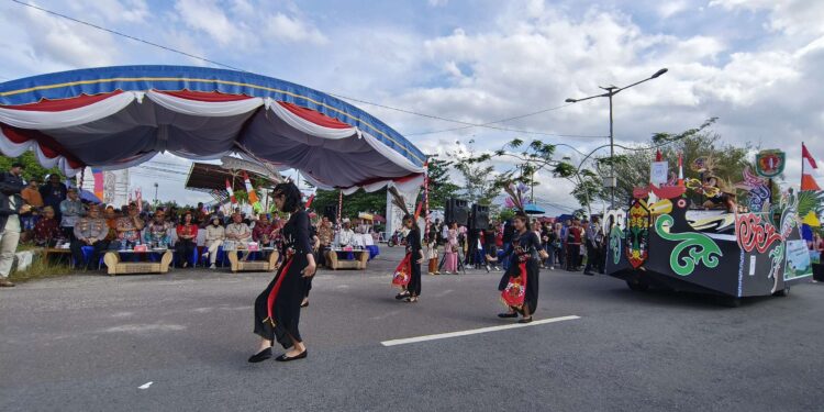 FOTO : MATAKALTENG - Suasana saat Bupati dan Wakil Bupati Katingan menyaksikan kemeriahan pawai budaya.