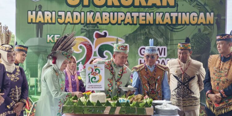 FOTO: MATAKALTENG - Suasana saat syukuran Hari Jadi ke-23 Kabupaten Katingan dengan makanan/panginan sukup simpan.