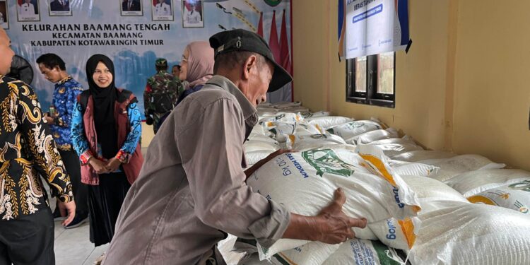 Foto: IST/MATA KALTENG - Penyaluran bantuan beras dari Bulog di Kelurahan Baamang Tengah, Kecamatan Baamang, Kotim belum lama ini.