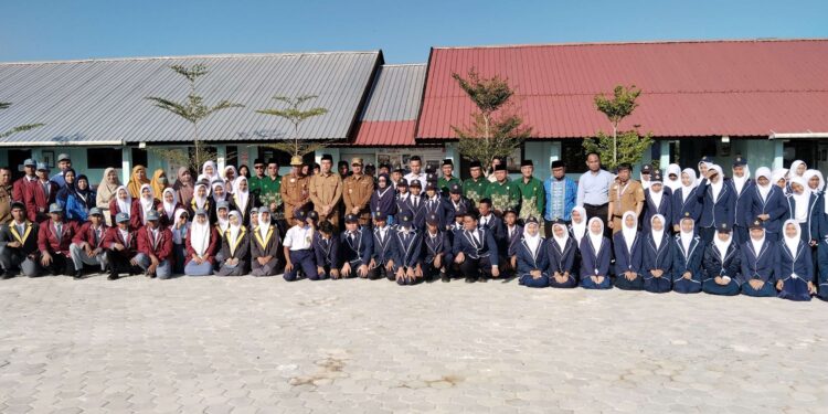 Foto : MATAKALTENG - Bupati Sukamara, Masduki berfoto bersama pelajar di Perguruan Muhammadiyah Sukamara usai apel, Senin (21/7/2025).