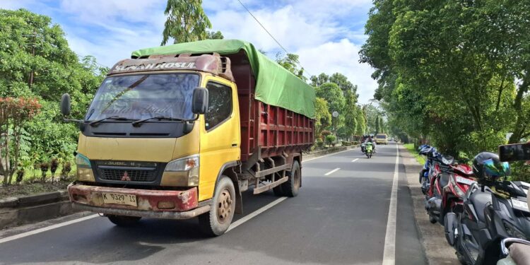 Foto: DIAN/MATA KALTENG - Truk yang melintas di dalam Kota Sampit.