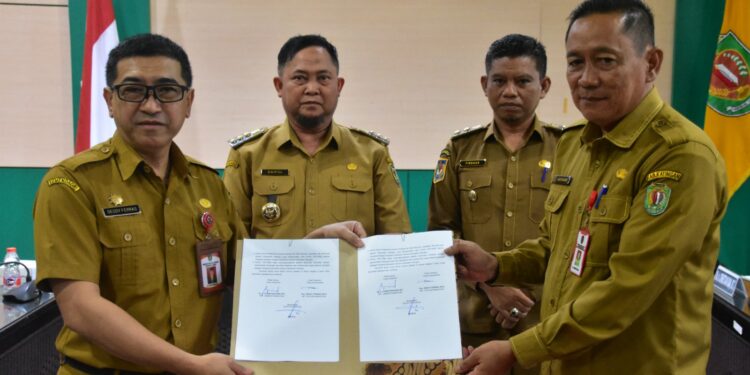 FOTO: MATAKALTENG - Suasana serah terima jabatan dari Pj ke Plh Sekda Katingan, disaksikan Bupati dan Wakil Bupati Katingan.