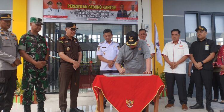 FOTO: MATAKALTENG - Suasana saat Bupati Katingan tandatangani prasasti peresmian Gedung KONI Kabupaten Katingan.