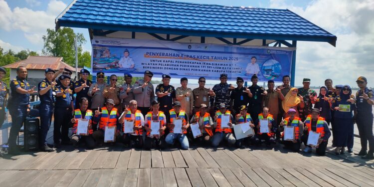 Foto:IST/MATA KALTENG - KSOP Sampit Serahkan 1.816 E-Pas Kecil kepada Nelayan di Sei Ijum Raya, Kecamatan Mentaya Hilir Selatan, 21 Juli 2025.