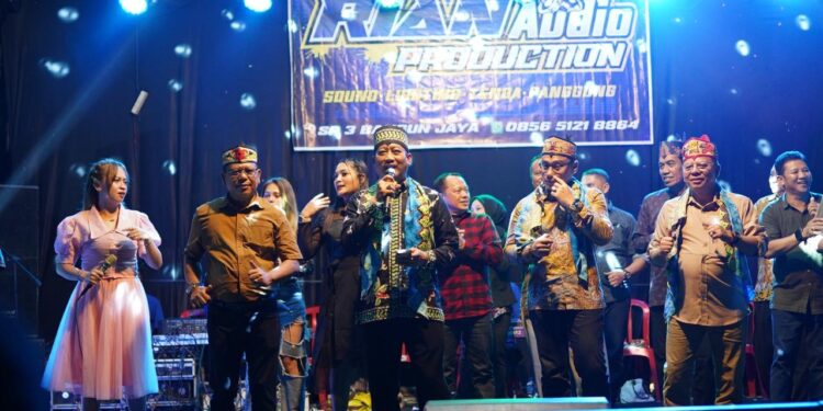 Foto: MATAKALTENG - Pembukaan Festival Suluh Brondolan di Kecamatan Permata Kecubung, Kabupaten Sukamara.