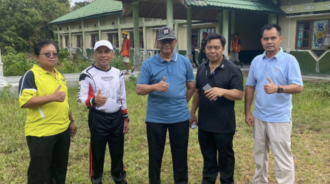 FOTO : MATAKALTENG - Asisten I Setda Katingan dan sejumlah Kepala SOPD serta jajaran melaksanakan kegiatan gotong royong.
