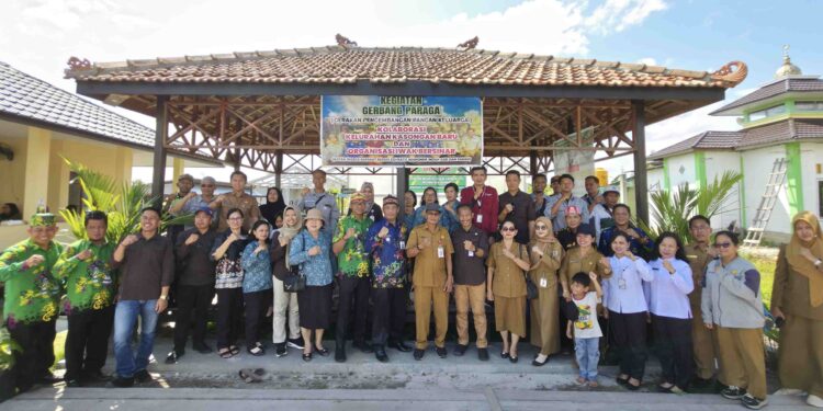 FOTO : MATAKALTENG - Suasana saat foto bersama Camat Kasongan Baru dan jajaran serta sejumlah pejabat.