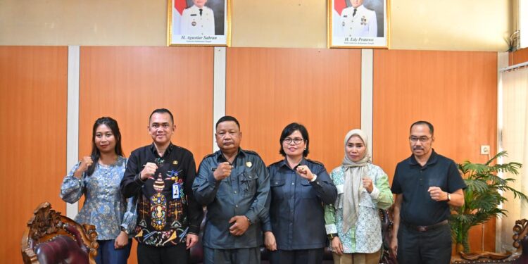 FOTO : DPRD GUMAS/MATA KALTENG - Sejumlah anggota Komisi III DPRD Kabupaten Gumas berfoto bersama dengan pihak Dinas Pendidikan Provinsi Kalteng, saat melakukan kunjungan koordinasi dan konsolidasi, Jumat, 18 Juli 2025.