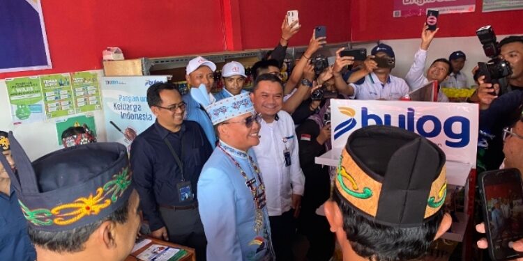 FOTO: NRA/MATAKALTENG - Gubernur Kalimantan Tengah, H. Agustiar Sabran bersama unsur Forkopimda lainnya meninjau langsung Gerai Koperasi Kelurahan Merah Putih Bukit Tunggal saat launching serentak Koperasi Merah Putih, di jalan Mahir Mahar.