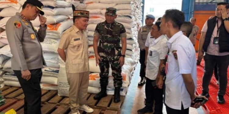 FOTO: MMC/MATAKALTENG - Gubernur Kalteng, Agustiar Sabran saat melakukan pengawasan dan pengambilan sampel beras premium yang beredar di sejumlah titik di Kota Palangka Raya, Kamis 17 Juli 2025 lalu.