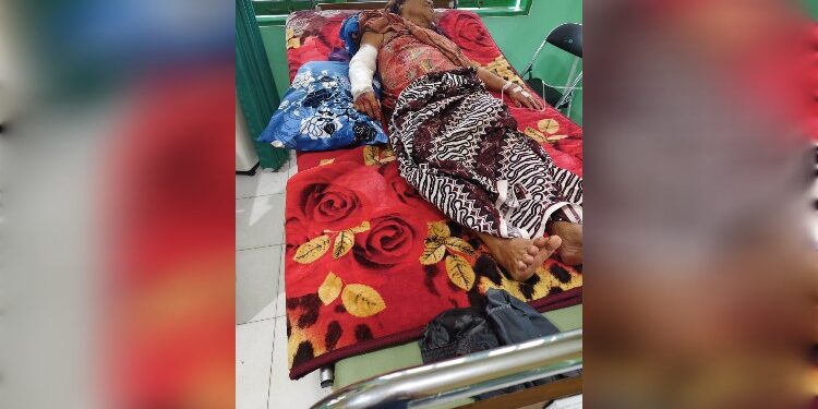 FOTO: MATAKALTENG - Korban saat dirawat di puskesmas sebelum dilarikan ke RSUD dr Murjani Sampit.