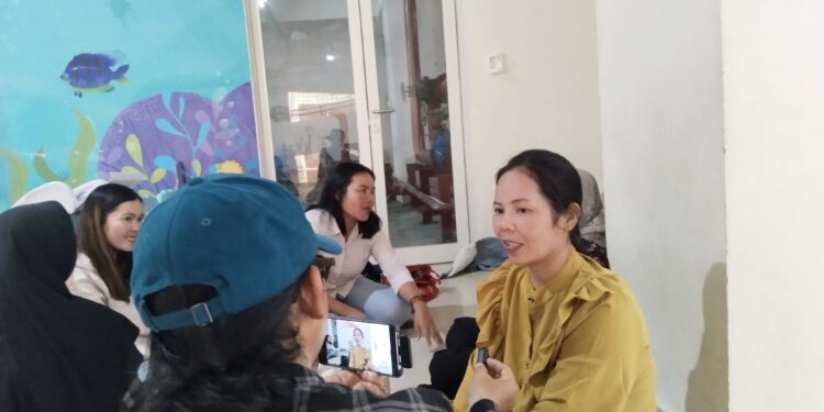 FOTO: AGUS/MATAKALTENG- Anak dan keluarga korban terkam buaya sedang diwawancarai awak media. Senin, 21 Juli 2025.