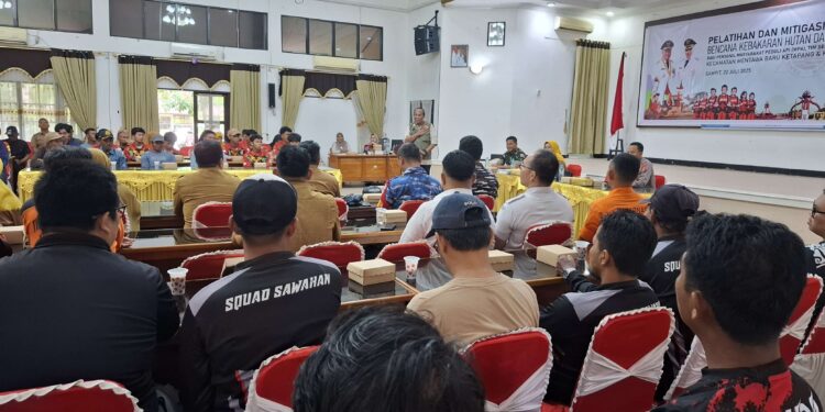 Foto: DIAN/MATA KALTENG - Pelatihan Pencegahan dan Mitigasi Bencana Karhutla bagi personil Masyarakat Peduli Api, Tim Serbu Api dan Regu Siaga Api Kelurahan/Desa wilayah Kotim di Aula Sei Mentaya Bapperida Kotim, 22 Juli 2025.
