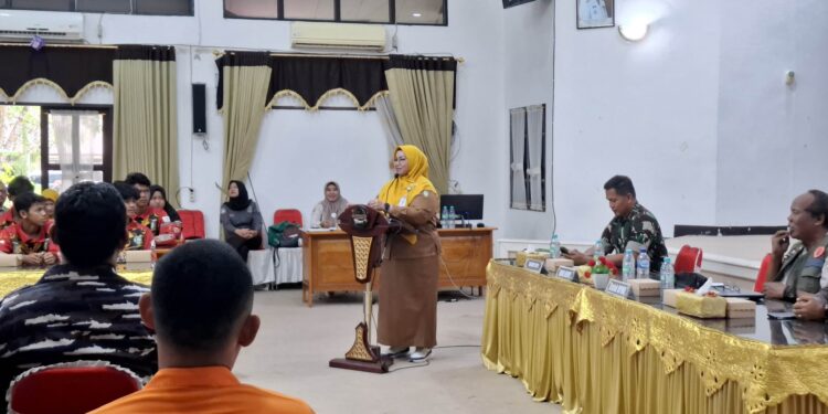 Foto: DIAN/MATA KALTENG - Wabup Kotim Irawati saat membuka Pelatihan Pencegahan dan Mitigasi Bencana Karhutla bagi personil Masyarakat Peduli Api, Tim Serbu Api dan Regu Siaga Api Kelurahan/Desa wilayah Kotim di Aula Sei Mentaya Bapperida Kotim, 22 Juli 2025.