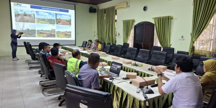 Foto:DIAN/MATA KALTENG - Sosialisasi Rekayasa Lalu Lintas Pelaksanaan Pekerjaan Penggantian Jembatan Sei Lenggana Pada Ruas Sp. Bangkal - Bts. Kota Sampit, 22 Juli 2025 di Ruang Aula Dinas SDABMBKPRKP Kab. Kotawaringin Timur.