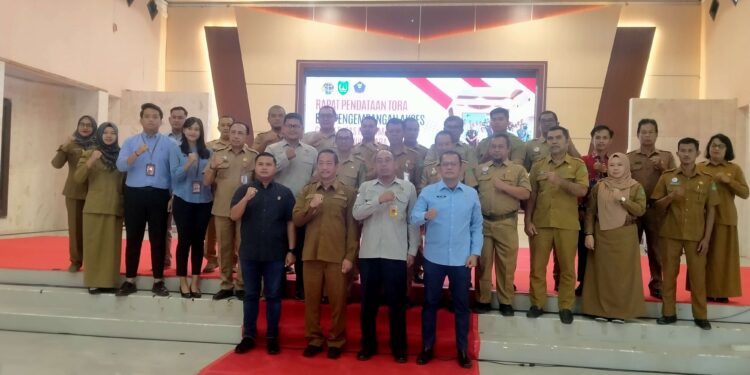 Foto : MATAKALTENG - Foto bersama rapat identifikasi indikatif Tanah Objek Reforma Agraria (TORA) dan pengembangan potensi penataan akses tahun 2025 di aula kantor bupati Sukamara.