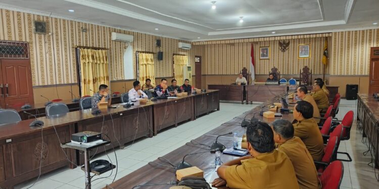 Foto:IST/MATA KALTENG - RDP Kades se Kotim bersama Pemkab Kotim di DPRD Kotim, 22 Juli 2025.