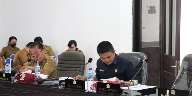 FOTO : DPRD GUMAS/MATA KALTENG - Ketua DPRD Kabupaten Gumas Binartha bersama anggota DPRD lainnya, ketika memimpin rapat pembahasan KUA-PPAS tahun 2026, di ruang rapat komisi DPRD setempat, Senin, 21 Juli 2025.