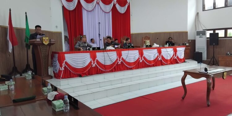 FOTO : DPRD GUMAS/MATA KALTENG - Juru Bicara Banggar DPRD Kabupaten Gumas Espriadi menyampaikan laporan hasil pembahasan KUA-PPAS tahun anggaran 2026, serta rancangan KUA-PPAS Perubahan tahun 2025, pada rapat paripurna ke 11 masa persidangan III tahun sidang 2025, Rabu, 23 Juli 2025.