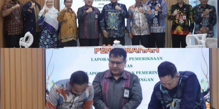 FOTO: MATAKALTENG - Bupati bersama Ketua DPRD Katingan saat menerima LHP LKPD dari BPK RI Perwakilan Kalteng.