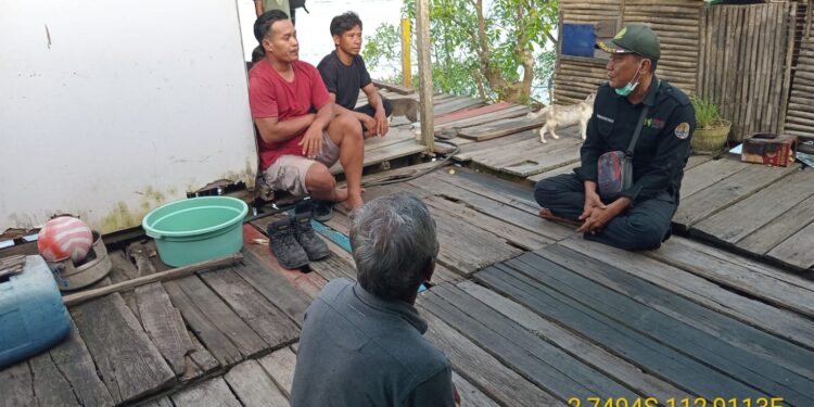 Foto: IST/MATA KALTENG - BKSDA Pos Jaga Sampit saat observasi keberadaan buaya.