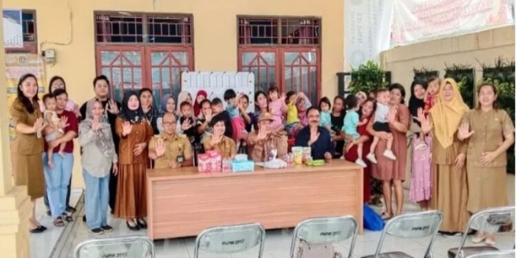 FOTO: IST/MATAKALTENG - Penyerahan Bantuan Pangan/Makanan Tambahan untuk Balita oleh Dinas Ketahanan Pangan Kalteng di Kelurahan Kasongan Baru, Selasa 22 Juli 2025.