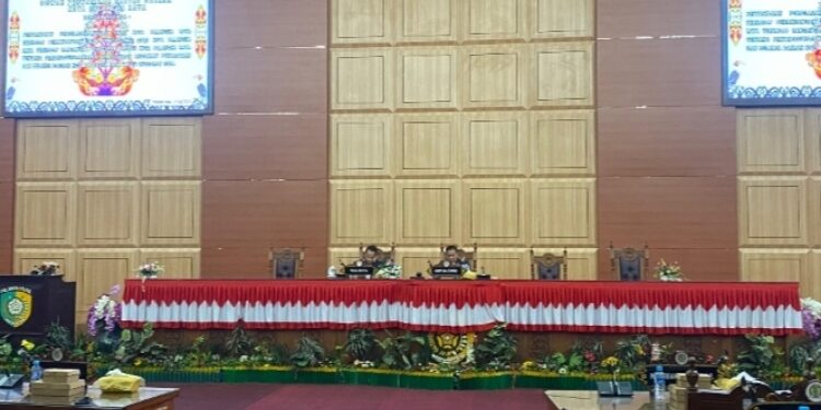 FOTO: NRA/MATAKALTENG - Ketua DPRD Palangka Raya, Subandi saat Memimpin Rapat Paripurna ke - 11, diruang Rapat Paripurna DPRD Palangka Raya, Kamis 24 Juli 2025.